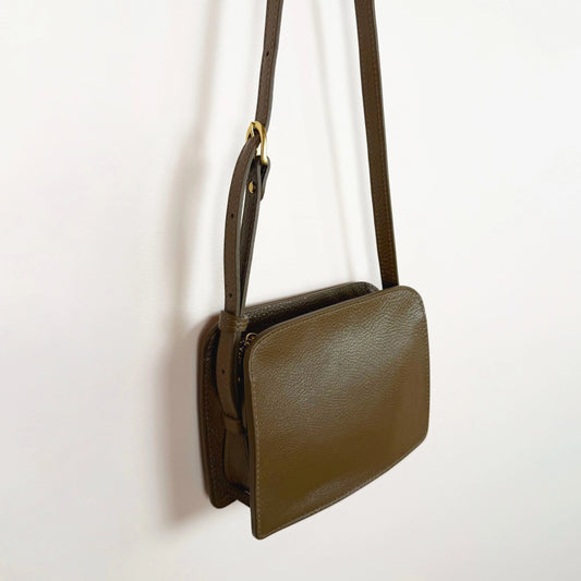 Anni in Otter-Accessories-Lindquist-eugenienewport