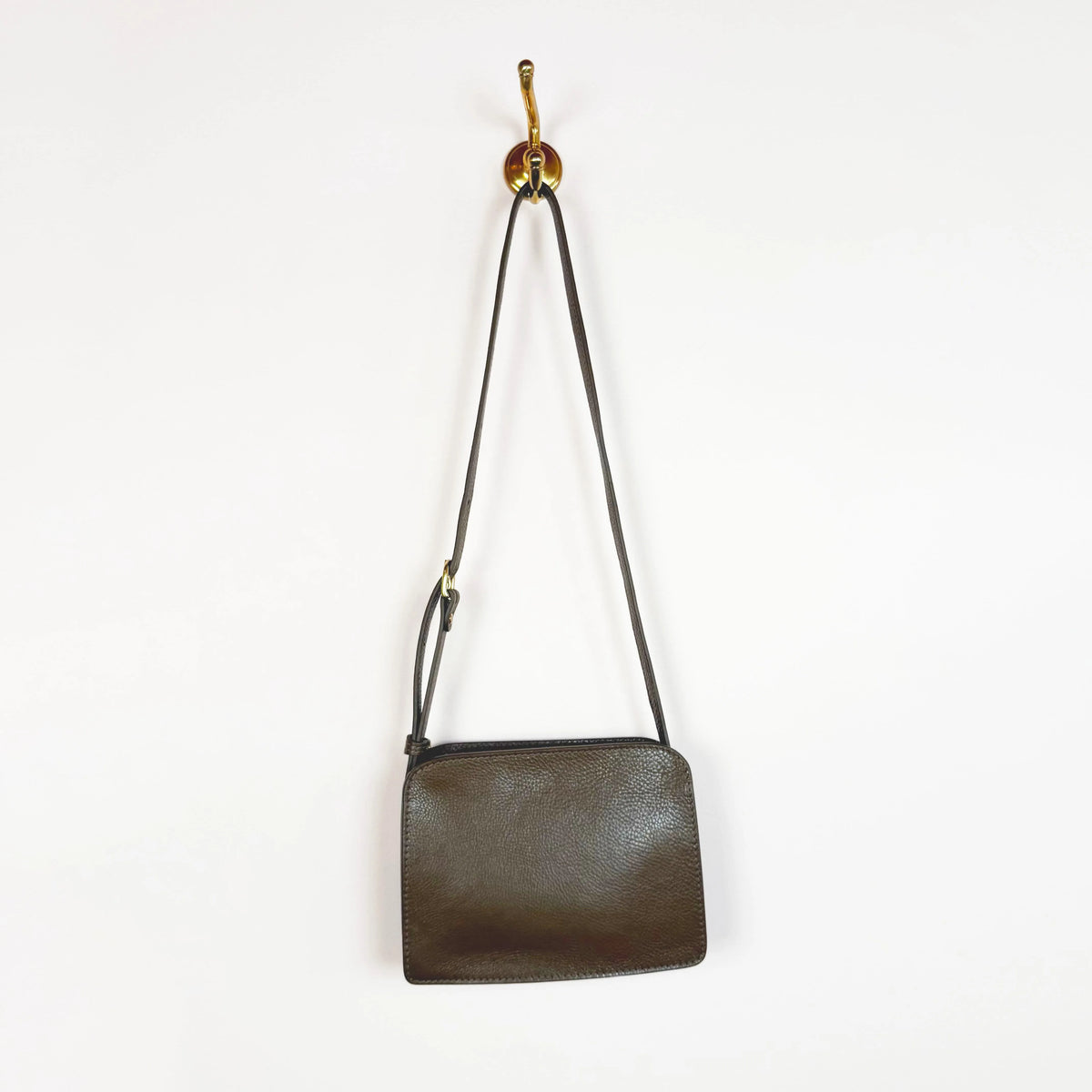 Anni in Otter-Accessories-Lindquist-eugenienewport