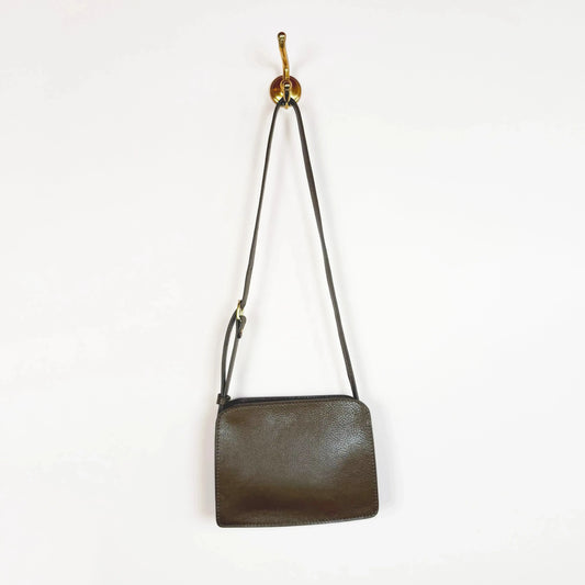 Anni in Otter-Accessories-Lindquist-eugenienewport
