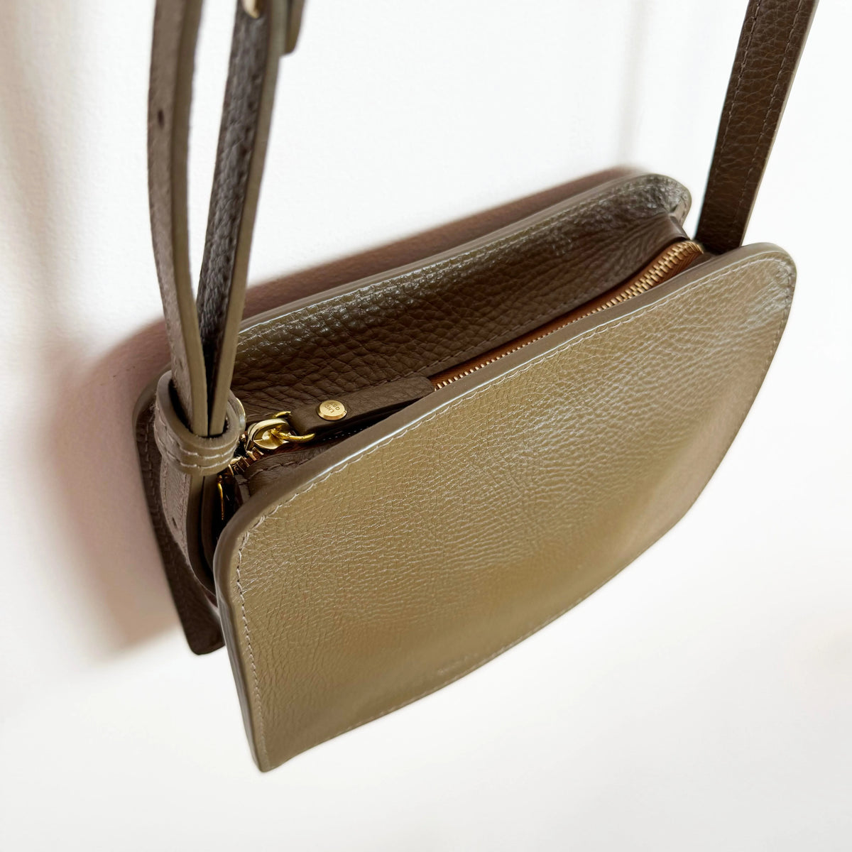 Anni in Otter-Accessories-Lindquist-eugenienewport
