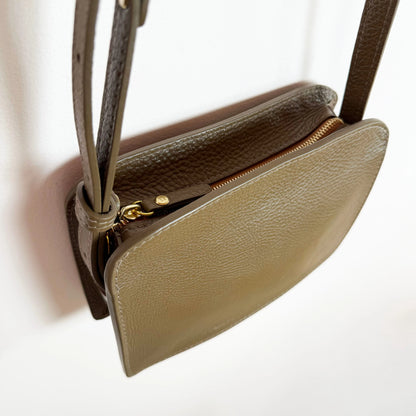Anni in Otter-Accessories-Lindquist-eugenienewport