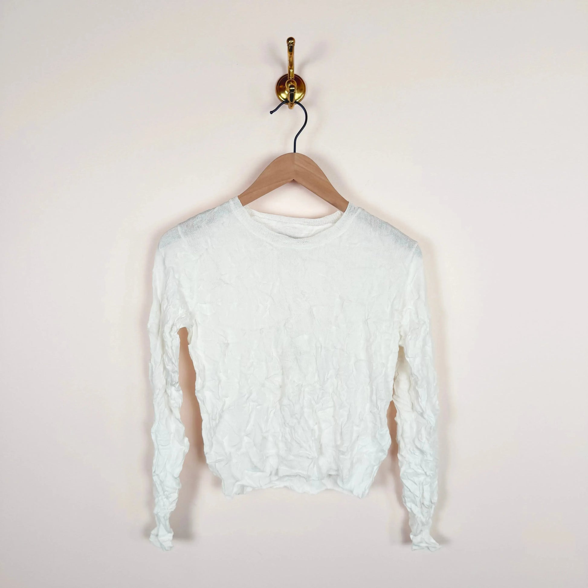 Crinkled Knit Pullover in White-Tops-Sayaka Davis-eugenienewport